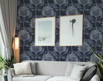 Monochromatyczna samoprzylepna tapeta z poduszeczkami iglastymi Protea: Północnoniebieska ściana z kwiatowym akcentem