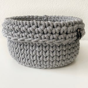 Crochet basket pattern - Raound basket pattern-handmade basket-Video tutorial- basket with lapel - bathroom organization- home decor