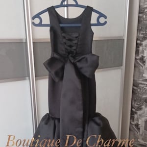 Meerjungfrau Blumenmädchenkleid, schwarzes Mädchenkleid, rustikales Blumenmädchenkleid, Mädchenhochzeitskleid, Satin Blumenmädchenkleid, Tutu Kleid, Tüllmädchenkleid