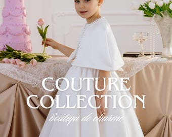 Conjunto para Primeira Comunhão, vestido de cetim na altura do joelho e capa curta com pérolas.