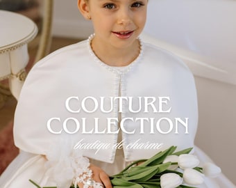 Ivoorset eerste communie voor meisje, satijnen jurk, parelcape, bloemenaccessoires