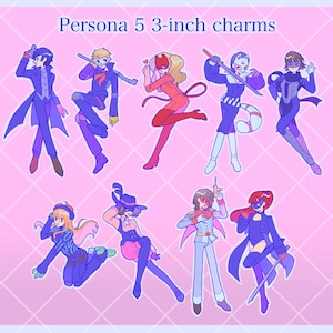 Peut inclure: Illustration de neuf breloques de personnages de Persona 5 de 7,6 cm. Les personnages sont dans des poses dynamiques, vêtus de costumes colorés. Le fond est rose clair avec un motif de losanges, et le texte "Persona 5 3-inch charms" est en haut.