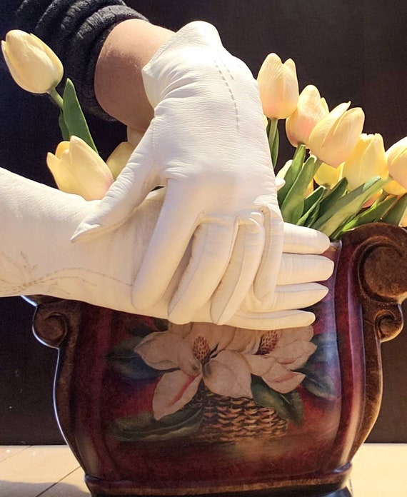 Embroidered White Leather Gloves