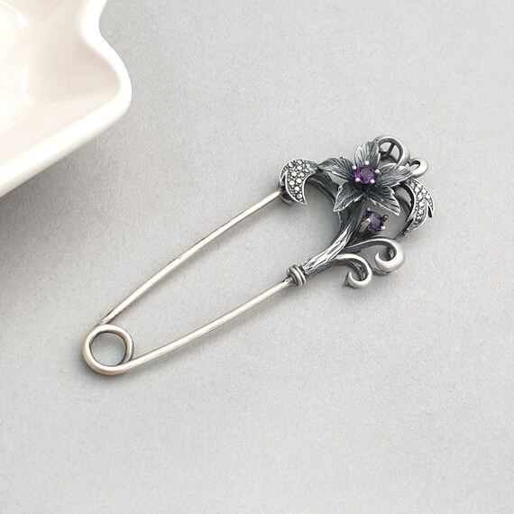 Korean brooch deals