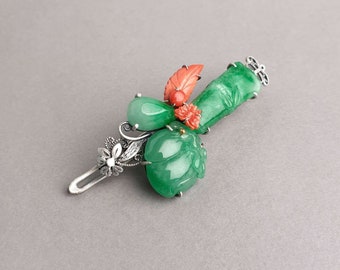 Könnte beinhalten: Eine Haarklammer aus Jade und Koralle mit floralem Design. Die Klammer ist aus Silber und hat eine Jadeblume, einen Jadestiel und Korallenblätter.
