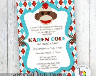 Puede incluir: Una invitación imprimible para baby shower con un diseño de mono calcetín. La invitación tiene un marco turquesa con un fondo de patrón de rombos rojos y azules. El texto incluye los nombres Karen Cole y bebé Jackson, y los detalles del evento.