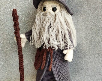Ręcznie robiona lalka czarodziejka na szydełku – duża pluszowa zabawka amigurumi
