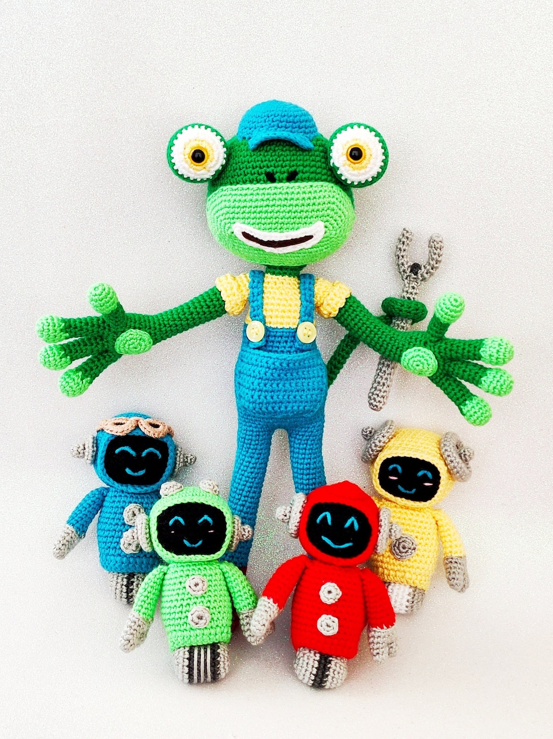 手作りかぎ針編みのメカニックトカゲのぬいぐるみとカラフルなロボット