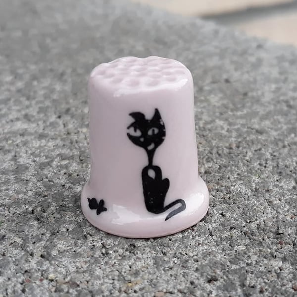 Eine schöne tschechische Hand bemalt feine rosa Porzellan Katze & Maus Thimble, signiert