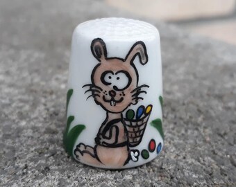 Una hermosa checa pintada a mano fina porcelana EASTER BUNNY Thimble, firmado