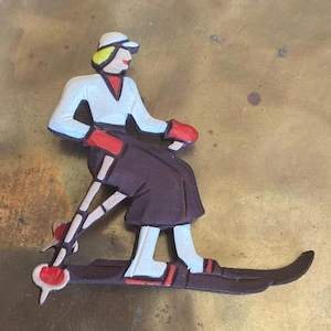 Fantástico Broche Art Deco Early Plastic Lady Skier