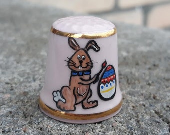 Eine schöne tschechische Hand bemalt feine rosa Porzellan OSTERN BUNNY Thimble, signiert