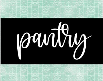 Op de afbeelding: Een zwart-wit label met het woord "pantry" geschreven in witte cursieve letters op een zwarte achtergrond. Het label is omlijst door een lichtgroene achtergrond met een wit geometrisch patroon.