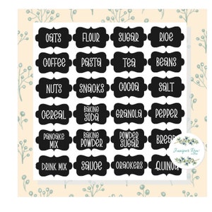 Puede incluir: Etiquetas de despensa negras y blancas con esquinas redondeadas y un borde decorativo. Las etiquetas incluyen palabras como "Avena", "Harina", "Azúcar", "Arroz", "Café", "Pasta", "Té", "Frijoles", "Nueces", "Botanas", "Cacao", "Sal", "Cereales", "Bicarbonato de sodio", "Granola", "Pimienta", "Mezcla para panqueques", "Polvo para hornear", "Azúcar en polvo", "Pan", "Mezcla para bebidas", "Salsa", "Galletas saladas" y "Quinoa".