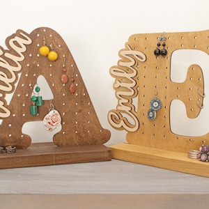 Organizador de joyas de madera personalizado - Carta / Exhibición de pendientes / Soporte de pendientes / Almacenamiento de joyas de madera / Regalo para cualquier mujer / Soporte de joyería