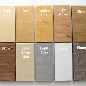K&ouml;nnte beinhalten: Eine Holzbeizfarbenkarte mit 10 verschiedenen Holzbeizfarben. Die Farben sind: Helles Eichenholz, Eiche, Goldene Eiche, Hellbraun, Olive, Braun, Hell Silber Eiche, Hellgrau, Wei&szlig; und Ebenholz.