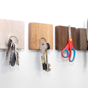 Porte-clés en chêne solide / Tableau aimanté en chêne / Porte-couteau / Support de rangement magnétique / Idée cadeau