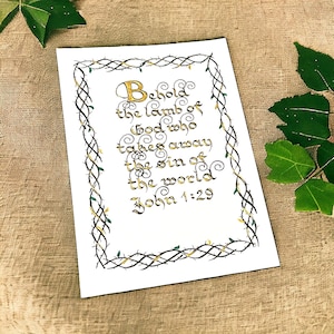Impression d'écriture calligraphique finie à la main Jean 1:29 - Designs uniques avec rehauts d'or sur du papier cartonné premium et une enveloppe vintage