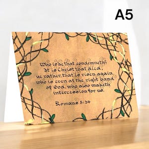 Arte Bíblico de Romanos 8:34: Caligrafía vintage escrita a mano, fiel recordatorio de la intercesión y victoria de Cristo
