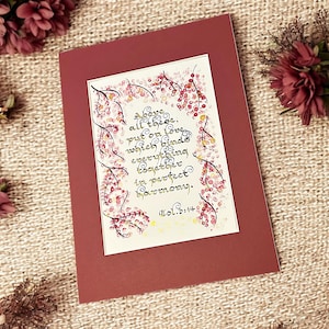 Colossesi 3:14 - Stampa calligrafica cristiana con motivi floreali e dettagli dorati - Versetti della Bibbia come regalo per la casa