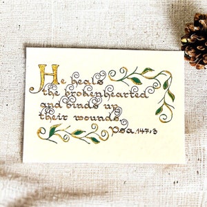Versetto biblico di guarigione, calligrafia artistica – Salmo 147:3 – Regalo di simpatia cristiana, biglietto di incoraggiamento, decorazione murale con le Scritture, rifinita a mano con oro