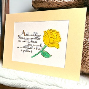1 Peter 4: 8 Kalligraphie Kunst “Love Covers All” Vintage Schriftkunst mit goldenen Akzenten & gelber Rose A5 Größe mit optionaler A4 Passepartout Option