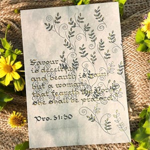 Proverbi 31:30 Calligrafia Scrittura Arte – Onorare la forza e la fede di una donna che teme il Signore / Cuore di una madre Collezione