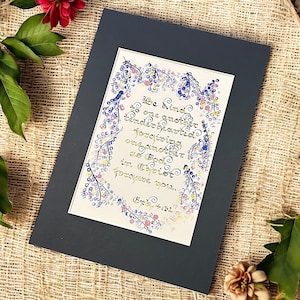 Stampa artistica calligrafica fatta a mano – Efesini 4:32 “Siate gentili gli uni con gli altri” – Design floreale blu e oro – Decorazione cristiana ispiratrice per la casa