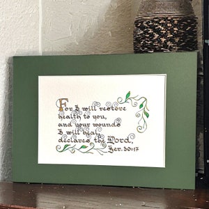 Calligraphie vintage Art Jérémie 30:17 avec rehauts d'or et fleurs vertes - A5 sur papier cartonné martelé, encadré ou non