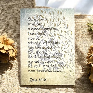 Deutéronome 31:6 L'art des Écritures – Sois fort et courageux | Calligraphie vintage rehaussée d'or – Collection Faith Over Fear