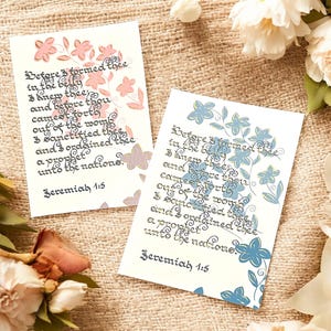 Tarjeta de bendición para bebé (Jeremías 1:5): recuerdo bíblico vintage con detalles dorados. Ideal para recién nacidos, bautizos, dedicación y baby shower.