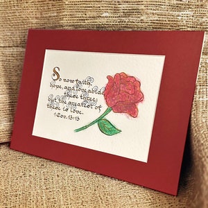 Handgefertigte 1 Korinther 13:13 Kalligraphie Kunst Elegante Schwarze Schrift, Gold Akzente, Rote Rose A5 Größe mit Optionalen A4 Passepartout Glaube & Liebe