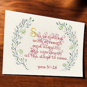 Proverbes 31:25 Art biblique - Design élégant au format A5 avec calligraphie fuchsia métallique et accents dorés, cadeau parfait pour les femmes croyantes