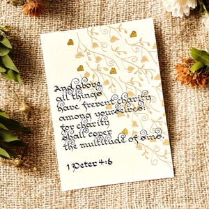 Cartão de casamento cristão – 1 Pedro 4:8 Versículo bíblico – Presente de casamento religioso – Cartão de escritura para casal – Detalhes dourados com acabamento manual