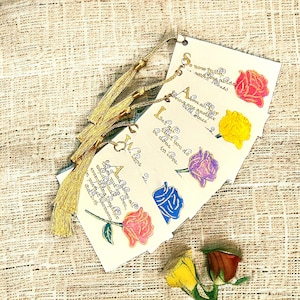 Set di 5 etichette regalo con scrittura a tema amore Etichette regalo calligrafiche rifinite a mano con nappa in seta dorata Etichette con nome scrittura con rosa singola