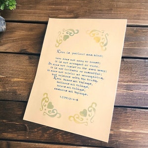 1 Corinzi 13:4-8 Arte della calligrafia / Inchiostro blu su carta iridescente Regalo cristiano perfetto per matrimoni, anniversari o occasioni speciali