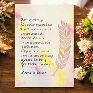 Stampa giclée calligrafica Lam 3:22-23 in edizione limitata – Rifinita a mano con riflessi dorati, un bellissimo ricordo dell'infallibile misericordia di Dio