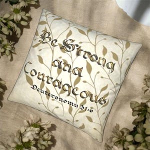 Cuscino "Fede sopra la paura" - Sii forte e coraggioso Deuteronomio 31:6 Tessuti lussuosi, accenti dorati rifiniti a mano, 30 x 30 cm