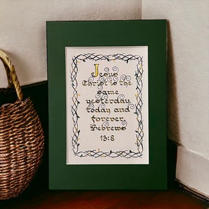 Hébreux 13:8 calligraphiés à la main sur du papier cartonné luxueux avec des accents dorés. Élégante oeuvre d'art A5 dans un passe-partout vert damas.