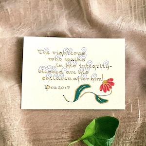 Christliche Vatertagskarte | Sprüche 20: 7 Bibel Vers Druck | Glaubensbasiertes Geschenk für Papa | Schrift Wandkunst | A6 A5 | Handbearbeitet