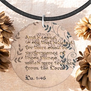 Blessed in Faith Luke 1:45 Hölzerne Schrift-Halskette von Versprechen & Gnade - Herz einer Mutter-Kollektion