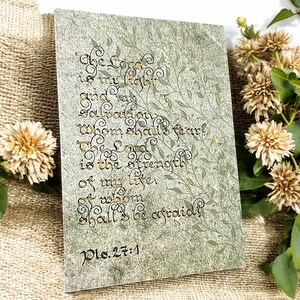 Le Seigneur est ma lumière - Impression calligraphique vintage Psaume 27:1, finie à la main avec des touches d'or, art biblique A6 et A5