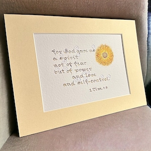 Kalligraphie Bibel-Vers-Kunst 2 Timothy 1: 7 Vintage christliches Geschenk mit Sonnenblume & Goldakzente A5 montiert oder unmontiert Option