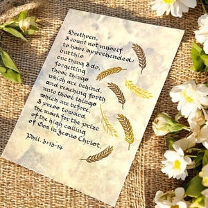 Filipenses 3:13-14 Arte das Escrituras – Caligrafia Cristã Vintage com Detalhes Dourados Decoração de Parede com Versículos Bíblicos Inspiradores para Fé e Renovação