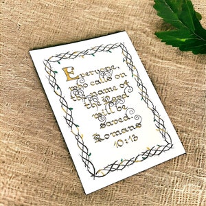 Stampe di calligrafia vintage con scritture Romani 10:13, rifinite a mano con accenti dorati, dimensioni e buste eleganti, perfette per regali fedeli