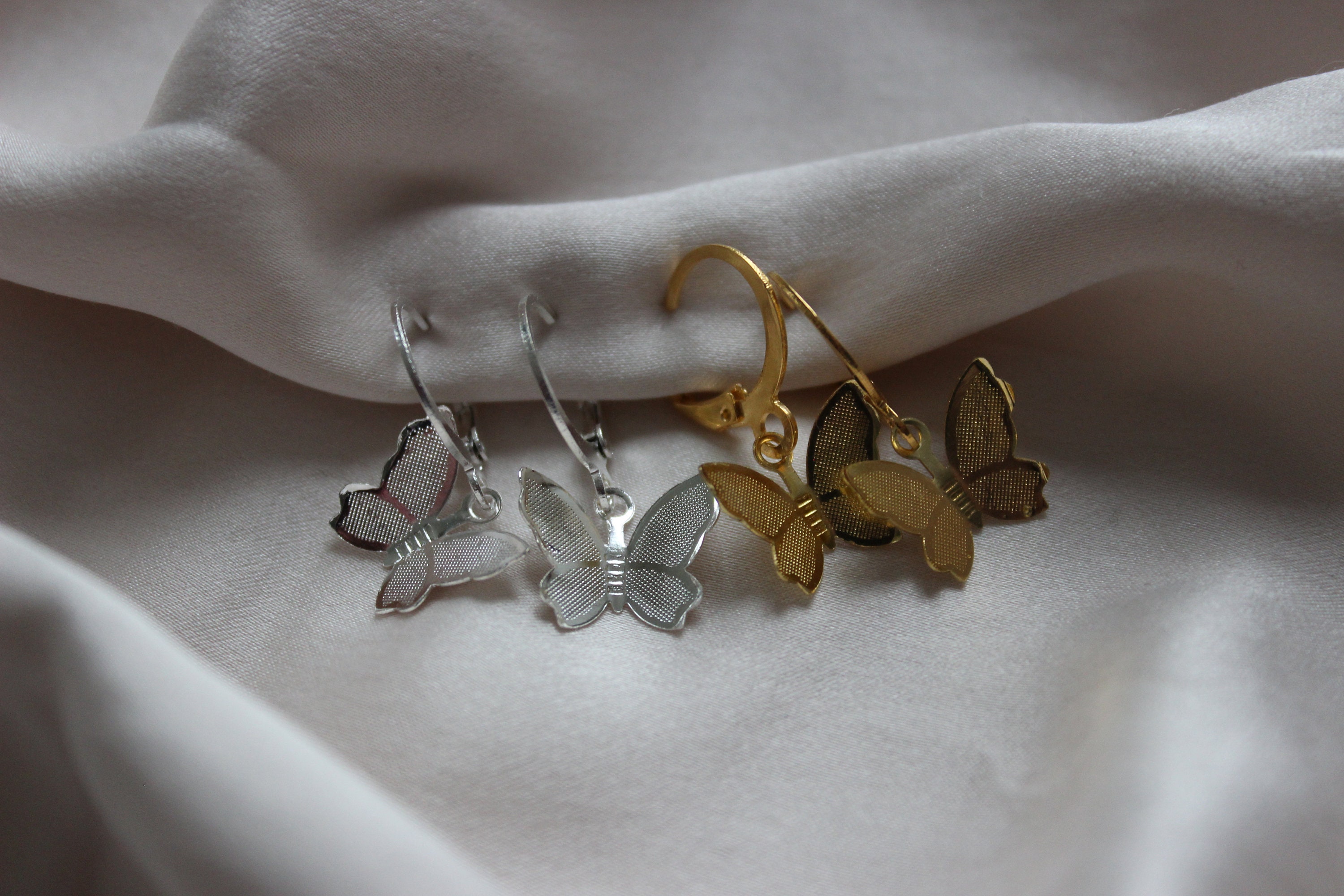 1 Par De Pendientes Con Forma De Mariposa, Diamantes De Imitación, Decoración De Cristal, Huecos, Antioxidantes, Antialérgicos Compra Barata En