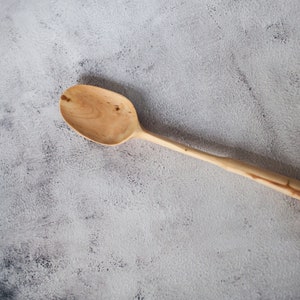 Cuillère de cuisine en bois sculptée à la main, cuillère de service à long manche de 13 pouces, ustensile en bois, spatule de cuisine en bois de prunier. Cadeau naturel et original image 1