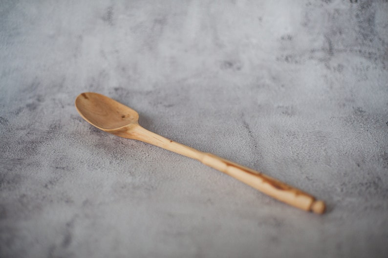 Cuillère de cuisine en bois sculptée à la main, cuillère de service à long manche de 13 pouces, ustensile en bois, spatule de cuisine en bois de prunier. Cadeau naturel et original image 3