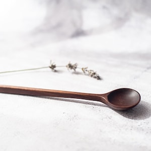 Cuchara de madera de nogal tallada a mano. Cuchara redonda de mango largo. Cuchara para comer, cenar, redonda y servir. Un regalo único para él y para ella.
