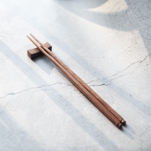 Handgeschnitzte Essstäbchen aus französischem Nussbaumholz Essstäbchen. Essstäbchen mit Halter. Japanischer Stil, Geschenk für Foodie, einzigartiges Geschirr